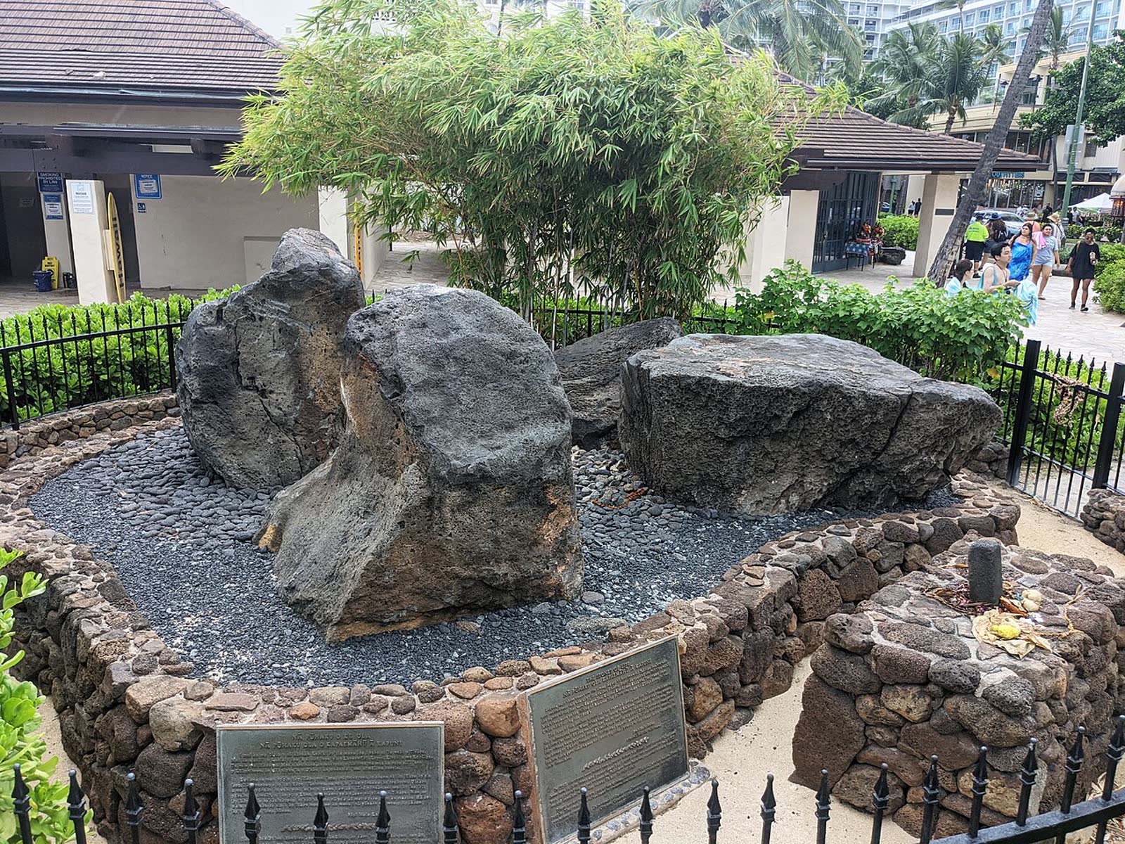 Kapaemahu stones at Kūhiō Beach